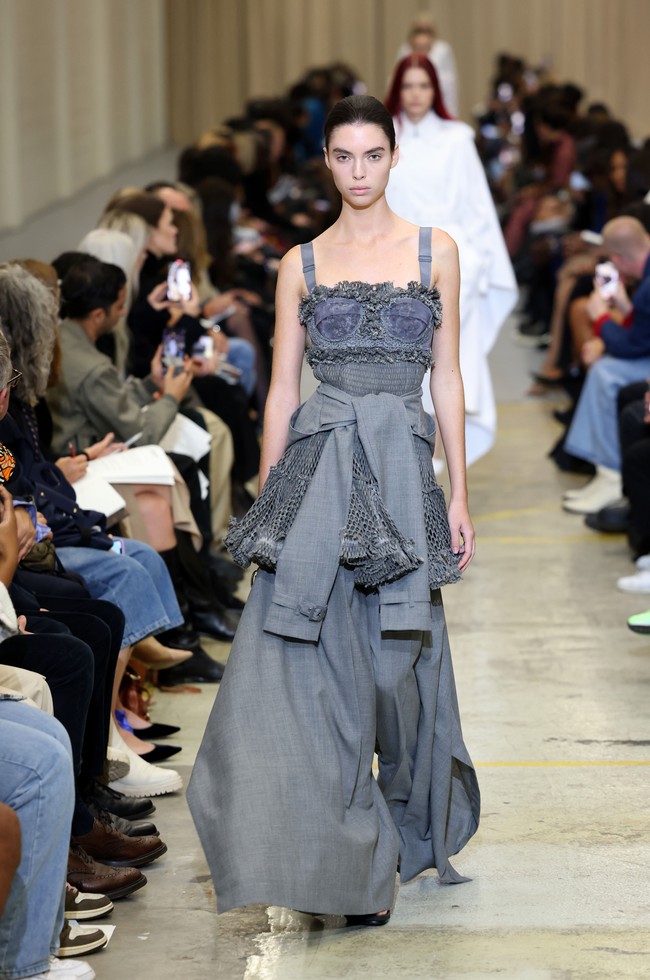 Desainer Burberry Riccardo Tisci mengungkapkan koleksi spring/summer 2023 ini terinspirasi dari keterbukaan dan kebebasan anak muda di mana mereka tak malu merayakan tubuh mereka dan bangga pada diri mereka sendiri. Salah satu keunikan koleksi Burberry adalah swimsuit yang bertrasnformasi menjadi gaun. Foto: Dok. Getty Images/Tim Whitb. Foto: Dok. Getty Images/Tim Whitb.