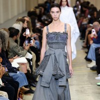 Desainer Burberry Riccardo Tisci mengungkapkan koleksi spring/summer 2023 ini terinspirasi dari keterbukaan dan kebebasan anak muda di mana mereka tak malu merayakan tubuh mereka dan bangga pada diri mereka sendiri. Salah satu keunikan koleksi Burberry adalah swimsuit yang bertrasnformasi menjadi gaun. Foto: Dok. Getty Images/Tim Whitb. Foto: Dok. Getty Images/Tim Whitb.