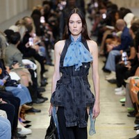 Desainer Burberry Riccardo Tisci mengungkapkan koleksi spring/summer 2023 ini terinspirasi dari keterbukaan dan kebebasan anak muda di mana mereka tak malu merayakan tubuh mereka dan bangga pada diri mereka sendiri. Salah satu keunikan koleksi Burberry adalah swimsuit yang bertrasnformasi menjadi gaun. Foto: Dok. Getty Images/Tim Whitb. Foto: Dok. Getty Images/Tim Whitb.