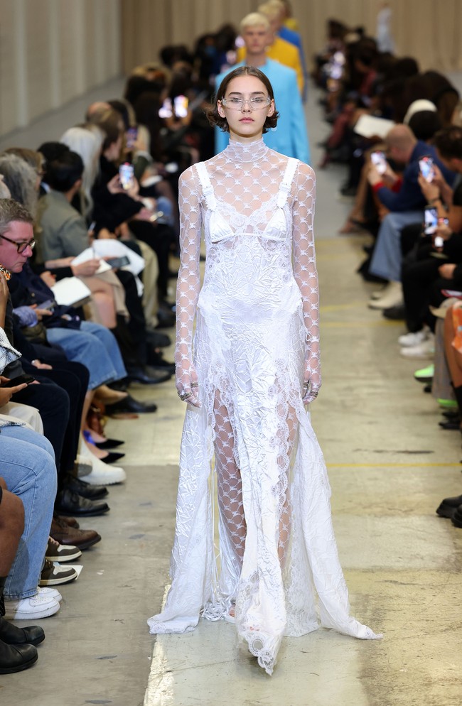 Desainer Burberry Riccardo Tisci mengungkapkan koleksi spring/summer 2023 ini terinspirasi dari keterbukaan dan kebebasan anak muda di mana mereka tak malu merayakan tubuh mereka dan bangga pada diri mereka sendiri. Salah satu keunikan koleksi Burberry adalah swimsuit yang bertrasnformasi menjadi gaun. Foto: Dok. Getty Images/Tim Whitb. Foto: Dok. Getty Images/Tim Whitb.