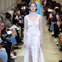 Desainer Burberry Riccardo Tisci mengungkapkan koleksi spring/summer 2023 ini terinspirasi dari keterbukaan dan kebebasan anak muda di mana mereka tak malu merayakan tubuh mereka dan bangga pada diri mereka sendiri. Salah satu keunikan koleksi Burberry adalah swimsuit yang bertrasnformasi menjadi gaun. Foto: Dok. Getty Images/Tim Whitb. Foto: Dok. Getty Images/Tim Whitb.