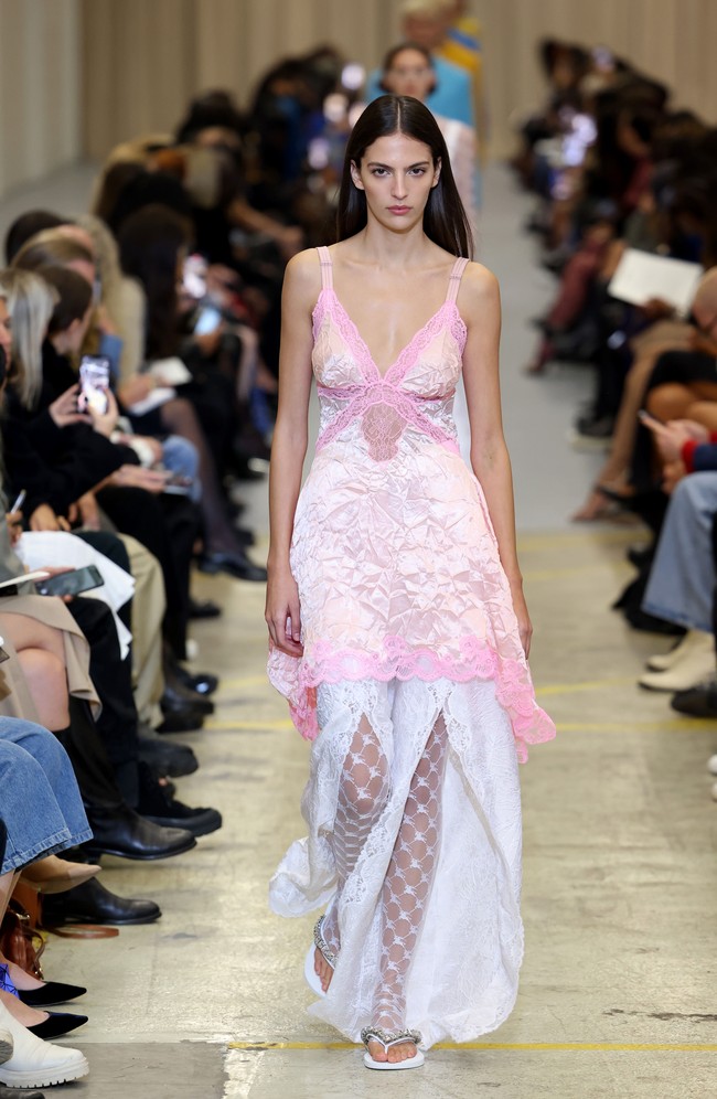 Desainer Burberry Riccardo Tisci mengungkapkan koleksi spring/summer 2023 ini terinspirasi dari keterbukaan dan kebebasan anak muda di mana mereka tak malu merayakan tubuh mereka dan bangga pada diri mereka sendiri. Salah satu keunikan koleksi Burberry adalah swimsuit yang bertrasnformasi menjadi gaun. Foto: Dok. Getty Images/Tim Whitb. Foto: Dok. Getty Images/Tim Whitb.