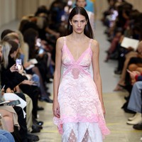 Desainer Burberry Riccardo Tisci mengungkapkan koleksi spring/summer 2023 ini terinspirasi dari keterbukaan dan kebebasan anak muda di mana mereka tak malu merayakan tubuh mereka dan bangga pada diri mereka sendiri. Salah satu keunikan koleksi Burberry adalah swimsuit yang bertrasnformasi menjadi gaun. Foto: Dok. Getty Images/Tim Whitb. Foto: Dok. Getty Images/Tim Whitb.