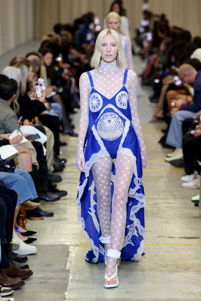 Desainer Burberry Riccardo Tisci mengungkapkan koleksi spring/summer 2023 ini terinspirasi dari keterbukaan dan kebebasan anak muda di mana mereka tak malu merayakan tubuh mereka dan bangga pada diri mereka sendiri. Salah satu keunikan koleksi Burberry adalah swimsuit yang bertrasnformasi menjadi gaun. Foto: Dok. Getty Images/Tim Whitb. Foto: Dok. Getty Images/Tim Whitb.