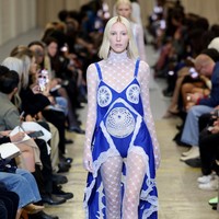 Desainer Burberry Riccardo Tisci mengungkapkan koleksi spring/summer 2023 ini terinspirasi dari keterbukaan dan kebebasan anak muda di mana mereka tak malu merayakan tubuh mereka dan bangga pada diri mereka sendiri. Salah satu keunikan koleksi Burberry adalah swimsuit yang bertrasnformasi menjadi gaun. Foto: Dok. Getty Images/Tim Whitb. Foto: Dok. Getty Images/Tim Whitb.