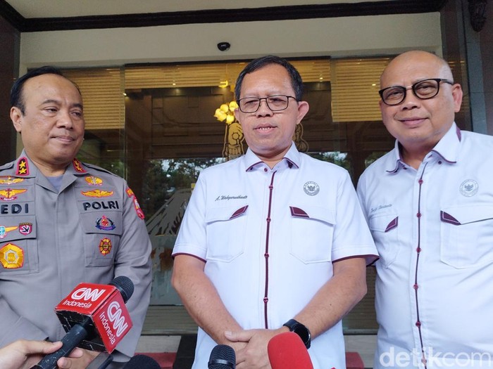 Komisioner Kompolnas Albertus Wahyurudhanto (tengah) di Polres Malang