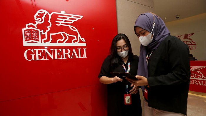 Komitmen Generali Cairkan Klaim Manfaat PT Asuransi Jiwa Generali Indonesia (Generali Indonesia) terus membuktikan komitmennya dalam membayarkan klaim manfaat asuransi kepada nasabah.
Manajemen Generali Indonesia yang diwakili Director, Legal & Sharia Business PT Asuransi Jiwa Generali Indonesia Arry B. Wibowo (kedua kiri), didampingi financial planner, Mimi Joemana (kanan) Yessup H. Wikarsa (kiri), menyerahan klaim sebesar Rp 5,6 Miliar kepada ahli waris nasabah asal Surabaya, Rizki di Jakarta, Senin (3/10).