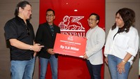 Manajemen Generali Indonesia yang diwakili Director, Legal & Sharia Business   PT Asuransi Jiwa Generali Indonesia Arry B. Wibowo  (kedua  kiri), didampingi  financial planner, Mimi Joemana (kanan)  Yessup H. Wikarsa (kiri), menyerahan klaim sebesar Rp 5,6 Miliar kepada ahli waris nasabah asal Surabaya, Rizki di Jakarta, Senin (3/10). 