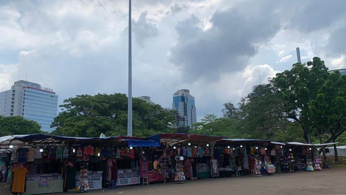 Kondisi pedagang Lenggang Jakarta di area jualan sementara di Monas, Jakarta.