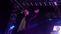 Tepat pada pukul 21.30 WIB, sang bintang mengguncang panggung Eldorado Dome. Untuk lagu pertama, sang vokalis Danny ODonoghue muncul ke tengah stage dan langsung membawakan lagu Superheroes. Para penonton dibuat terkesima dan bersemangat. Di tengah-tengah lagu, empat confetti panggung membuat awalan konser semakin meriah.