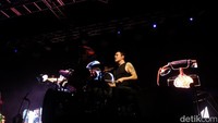 Tentunya mereka pun membawakan lagu-lagu hits lainnya seperti Hall of Fame, No Good in Goodbye, serta lagu terbaru mereka yakni Dare You to Doubt Me.