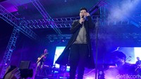 Danny dan kedua personel lainnya sukses menghibur ratusan penonton dengan 16 tembang pilihan mereka. Nyaris semua lagu berhasil membuat penonton dengan tahun kelahiran yang berbeda-beda, bernyanyi bersama di Eldorado Dome.