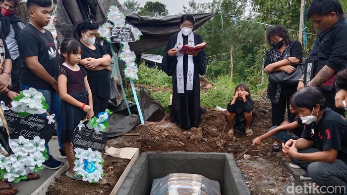 Korban penyerangan KKB asal Manado dimakamkan.