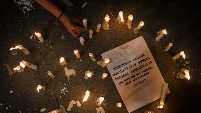 KORBAN TRAGEDI KANJURUHAN MASIH DIRAWAT DI RS Korban tragedi Kanjuruhan mendapatkan perawatan di RSUD Kanjuruhan, Malang, Jawa Timur, Senin (3/10/2022). Hingga hari ketiga pascatragedi Kanjuruhan, terdapat 10 korban yang masih dirawat di rumah sakit tersebut. ANTARA FOTO/Prasetia Fauzani/rwa.