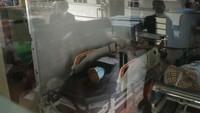 Berdasarkan identifikasi dari tim Disaster Victim Identification (DVI) dan Dinas Kesehatan Pemkab dan Kota Malang tercatat 125 orang korban meninggal dalam peristiwa itu. Sementara korban luka masih mendapatkan perawatan di RSUD Kanjuruhan, Malang, Jawa Timur, Senin (3/10/2022). ANTARA FOTO/Prasetia Fauzani.