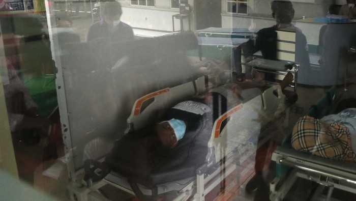 KORBAN TRAGEDI KANJURUHAN MASIH DIRAWAT DI RS Korban tragedi Kanjuruhan mendapatkan perawatan di RSUD Kanjuruhan, Malang, Jawa Timur, Senin (3/10/2022). Hingga hari ketiga pascatragedi Kanjuruhan, terdapat 10 korban yang masih dirawat di rumah sakit tersebut. ANTARA FOTO/Prasetia Fauzani/rwa.