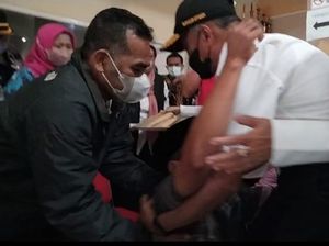 Momen Ayah Korban Tragedi Kanjuruhan Pingsan saat Dipeluk Menko PMK