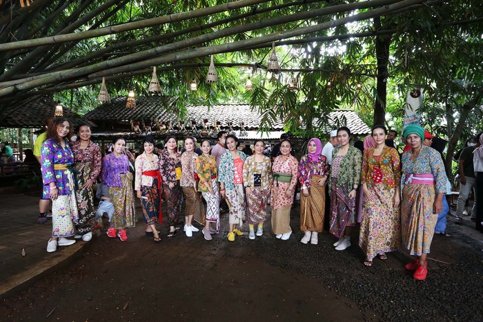 Lenggak-lenggok Fashion Show Batik Lawas Gak Lawasan Pecinta kain nusantara foto bersama di bawah rumpun bambu usai memperagakan busana batik di Warung Tuman, BSD, Tangerang Selatan. Pecinta kain nusantara menggelar fashion show dengan mengenakan kain batik yang dipadupadankan dengan kebaya kembang desa bertajuk Lawas Gak Lawasan di Tangsel.