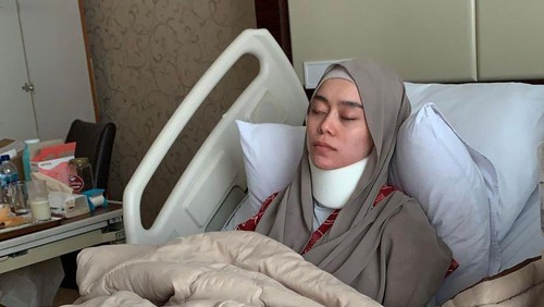 Lesti Kejora alami luka di bagian leher sehingga harus di-gips akibat dugaan KDRT suaminya, Rizky Billar