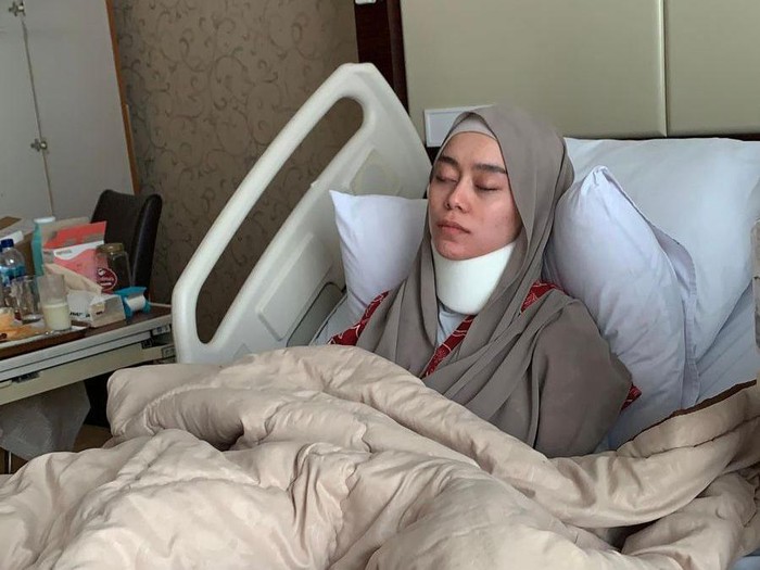 Lesti Kejora alami luka di bagian leher sehingga harus di-gips akibat dugaan KDRT suaminya, Rizky Billar