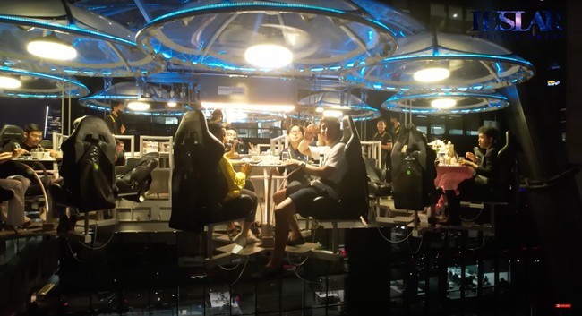 Tak hanya berdua, Lesti dan Billar juga mengajak beberapa timnya. Momen dinner terakhir Lesti Kejora dan Billar sebelum isu KDRT itu pun berhasil menarik perhatian publik. Tak sedikit yang menyoroti ekspresi Lesti saat makan malam tersebut. Foto: YouTube/Leslar Entertainment