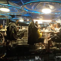 Tak hanya berdua, Lesti dan Billar juga mengajak beberapa timnya. Momen dinner terakhir Lesti Kejora dan Billar sebelum isu KDRT itu pun berhasil menarik perhatian publik. Tak sedikit yang menyoroti ekspresi Lesti saat makan malam tersebut. Foto: YouTube/Leslar Entertainment