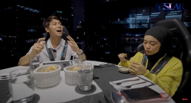Beberapa netizen menyebut jika saat dinner bareng di langit bersama Billar, Lesti tidak seceria biasanya. Berbeda dari Lesti, Billar justru tampak ceria dan juga bersemangat. Foto: YouTube/Leslar Entertainment