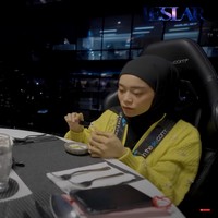 Beberapa netizen menyebut jika saat dinner bareng di langit bersama Billar, Lesti tidak seceria biasanya. Berbeda dari Lesti, Billar justru tampak ceria dan juga bersemangat. Foto: YouTube/Leslar Entertainment