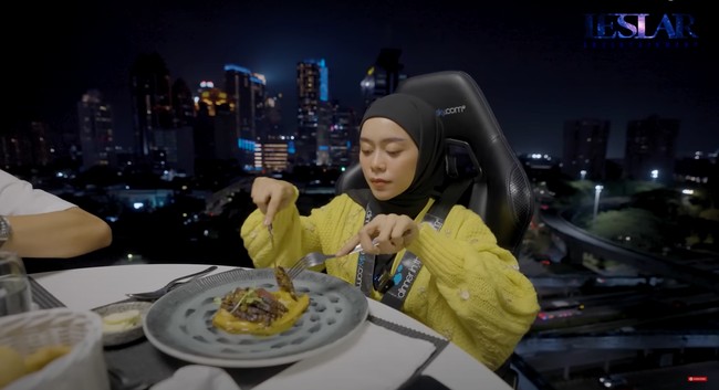 Tak sedikit netizen yang menyoroti ekspresi Lesti kemudian menuangkan pendapatnya di kolom komentar. dd disini sudah terlihat tidak seceria biasanya,demi konten#sosad...keep strong dd lesty, komentar salah seorang netizen. ni video trakhir mereka bersama,, lesty udh gk begtu semangat.. Smg Allah slalu melindungi sang kejora,,, sumpah smlm aq gk bisa tidur,, bnr2 gk nyangka billar setega it, komentar lainnya. Foto: YouTube/Leslar Entertainment