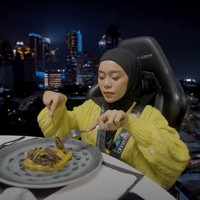 Tak sedikit netizen yang menyoroti ekspresi Lesti kemudian menuangkan pendapatnya di kolom komentar. dd disini sudah terlihat tidak seceria biasanya,demi konten#sosad...keep strong dd lesty, komentar salah seorang netizen. ni video trakhir mereka bersama,, lesty udh gk begtu semangat.. Smg Allah slalu melindungi sang kejora,,, sumpah smlm aq gk bisa tidur,, bnr2 gk nyangka billar setega it, komentar lainnya. Foto: YouTube/Leslar Entertainment