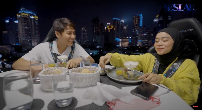 Ketika diajak bercanda oleh Billar, Lesti pun terlihat hanya tersenyum sambil fokus dengan hidangan makanan yang ada di depannya. Lesti dan Billar sendiri sudah menikah selama sekitar 1 tahunan. Pestanya diadakan pada Agustus 2021, namun sebelumnya keduanya mengaku sudah terlebih dahulu menikah siri pada April 2021. Foto: YouTube/Leslar Entertainment