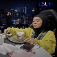 Ketika diajak bercanda oleh Billar, Lesti pun terlihat hanya tersenyum sambil fokus dengan hidangan makanan yang ada di depannya. Lesti dan Billar sendiri sudah menikah selama sekitar 1 tahunan. Pestanya diadakan pada Agustus 2021, namun sebelumnya keduanya mengaku sudah terlebih dahulu menikah siri pada April 2021. Foto: YouTube/Leslar Entertainment