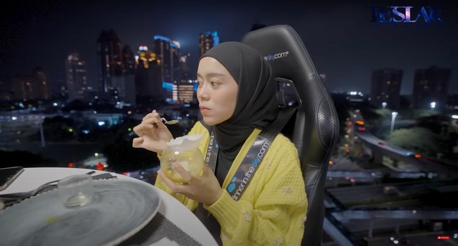 Saat Billar bercanda dan menyebut istrinya itu norak, Lesti pun terlihat hanya tersenyum dan tidak membalas candaan Billar tersebut. Ia tampak tetap terus meneruskan dan menikmati hidangan yang sedang dimakannya. Foto: YouTube/Leslar Entertainment