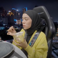 Saat Billar bercanda dan menyebut istrinya itu norak, Lesti pun terlihat hanya tersenyum dan tidak membalas candaan Billar tersebut. Ia tampak tetap terus meneruskan dan menikmati hidangan yang sedang dimakannya. Foto: YouTube/Leslar Entertainment