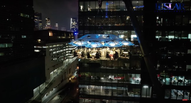 Sebelum ramai isu KDRT yang dilakukan oleh Rizky Billar terhadap istrinya, Lesti Kejora, kedua pasangan suami-istri itu sempat terlihat dinner bareng bersama di langit. Momen dinner tersebut kemudian diunggah ke akun YouTube Leslar Entertainment pada 20 September 2022. Foto: YouTube/Leslar Entertainment