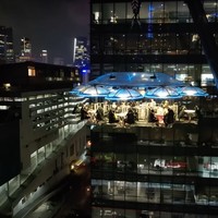 Sebelum ramai isu KDRT yang dilakukan oleh Rizky Billar terhadap istrinya, Lesti Kejora, kedua pasangan suami-istri itu sempat terlihat dinner bareng bersama di langit. Momen dinner tersebut kemudian diunggah ke akun YouTube Leslar Entertainment pada 20 September 2022. Foto: YouTube/Leslar Entertainment