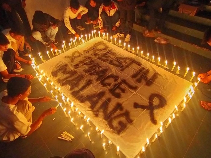 Lilin Para suporter sepakbola di Bandar Lampung menyalakan lilin disekitar spanduk bertuliskan