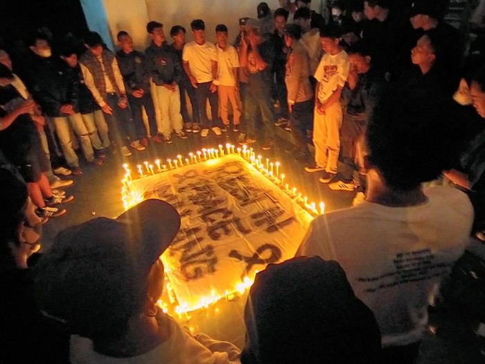 lilin Menyanyikan lagu Indonesia Raya dan Endang Soekamti berjudul Sampai Jumpa lagi sebagai bentuk kesedihan atas tragedi yang terjadi. Foto: Tommy Saputra/detikSumut