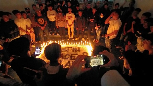 Aksi Bakar Lilin dan Doa Bersama Suporter Sepak Bola di Lampung