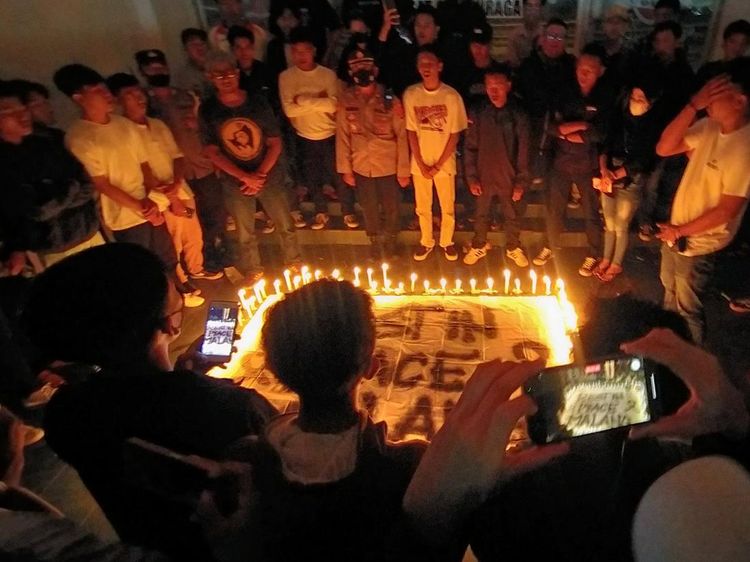 Aksi Bakar Lilin dan Doa Bersama Suporter Sepak Bola di Lampung