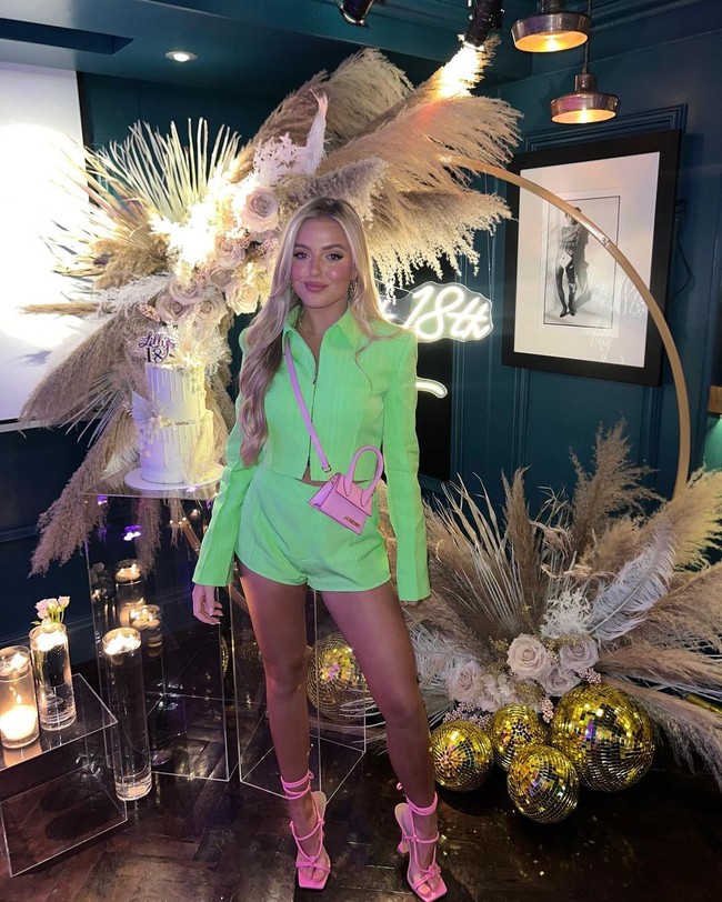 Lilly-Ella Gerrard adalah putri mantan pesepak bola Steven Gerrard yang kini dikenal sebagai selebgram. Wanita cantik itu pun diperbincangkan karena terlihat lengket dengan seorang pria yang diduga anak bos mafia Liam Byrne bernama Lee.Foto: Instagram Lilly-Ella Gerrard