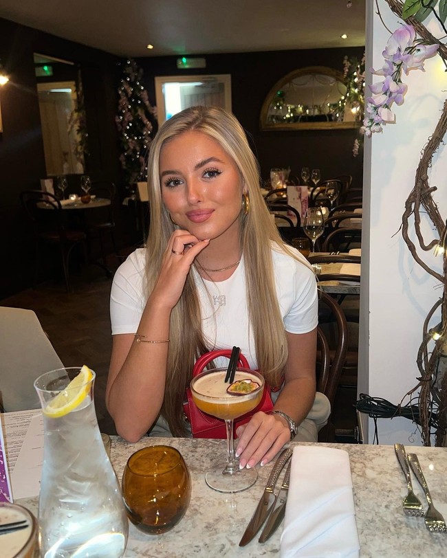 Ayah Lee, Liam Bryne, masih menjadi target kepolisian Irlandia yang sedang diinvestigasi terkait kasus kartel Kinahan. Liam dituduh menjadi kaki tangan bos mafia lain, Daniel Kinahan.Foto: Instagram Lilly-Ella Gerrard