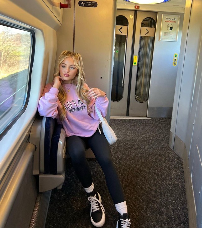 Lilly-Ella sebelumnya tidak terlalu banyak membagikan kemesraan di media sosial. Tapi baru-baru ini, seorang pria misterius sering terlihat di Instagram Story-nya. Bersama pria yang diduga Lee tersebut, mereka tampak menikmati liburan bersama ke Ibiza. Foto: Instagram Lilly-Ella Gerrard