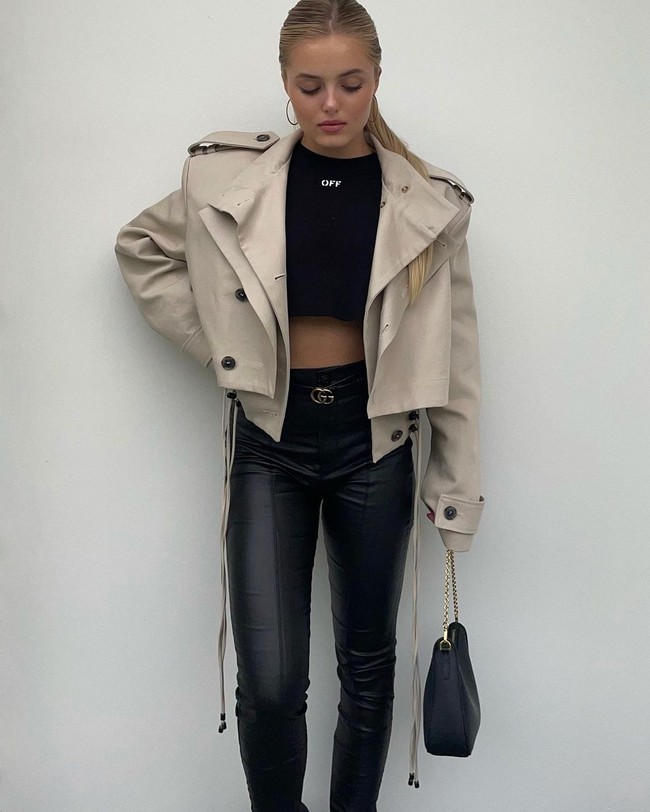 Keduanya dilaporkan mulai berkencan sekitar bulan April. Sumber mengatakan mereka sering bepergian bersama teman-teman. Lilly pun kerap kali terlihat mengunjungi apartemen pacarnya. Semakin menguatkan gosip kedekatan mereka, Steven Gerrard dan Liam Bryne bahkan juga pernah terlihat bersama di sebuah bar di Ibiza.Foto: Instagram Lilly-Ella Gerrard