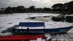Limbah Busa Kepung Pintu Air Marunda