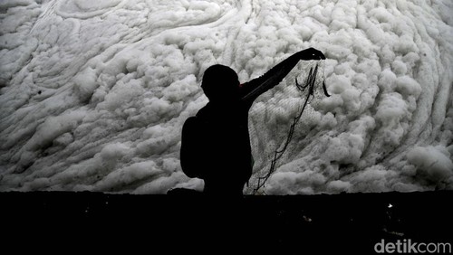 Limbah busa memenuhi Pintu Air Marunda, Jakarta Utara. Begini potretnya.