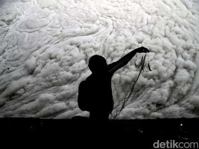Limbah Busa Kepung Pintu Air Marunda