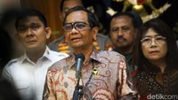 Menko Polhukam Mahfud Md memberikan pernyataan soal tragedi kerusuhan di Stadion Kanjuruhan, Malang, Jawa Timur usai rapat koordinasi di Kantor Kemenko Polhukam, Jalan Medan Merdeka Barat, Jakarta Pusat, Senin (3/10/2022).
