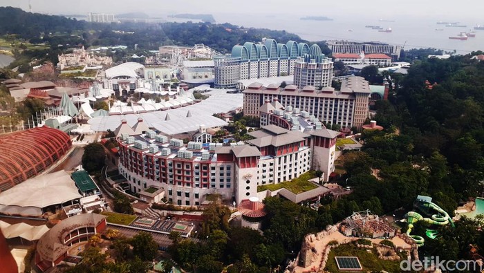 Menikmati Keindahan Singapura dari Ketinggian Pemandangan gedung dan pantai di Singapura. Salah satu cara untuk menikmati liburan di Singapura adalah melihat pemandangan dari ketinggian. Semua itu bisa didapat di kawasan Sentosa Island.