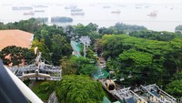 Berbeda dengan SkyHelix, pemandangan yang bisa dilihat dari Cable Car tentu lebih beragam karena tidak diam di tempat. Namun benang merahnya tetap sama, yakni menikmati Singapura dari ketinggian.